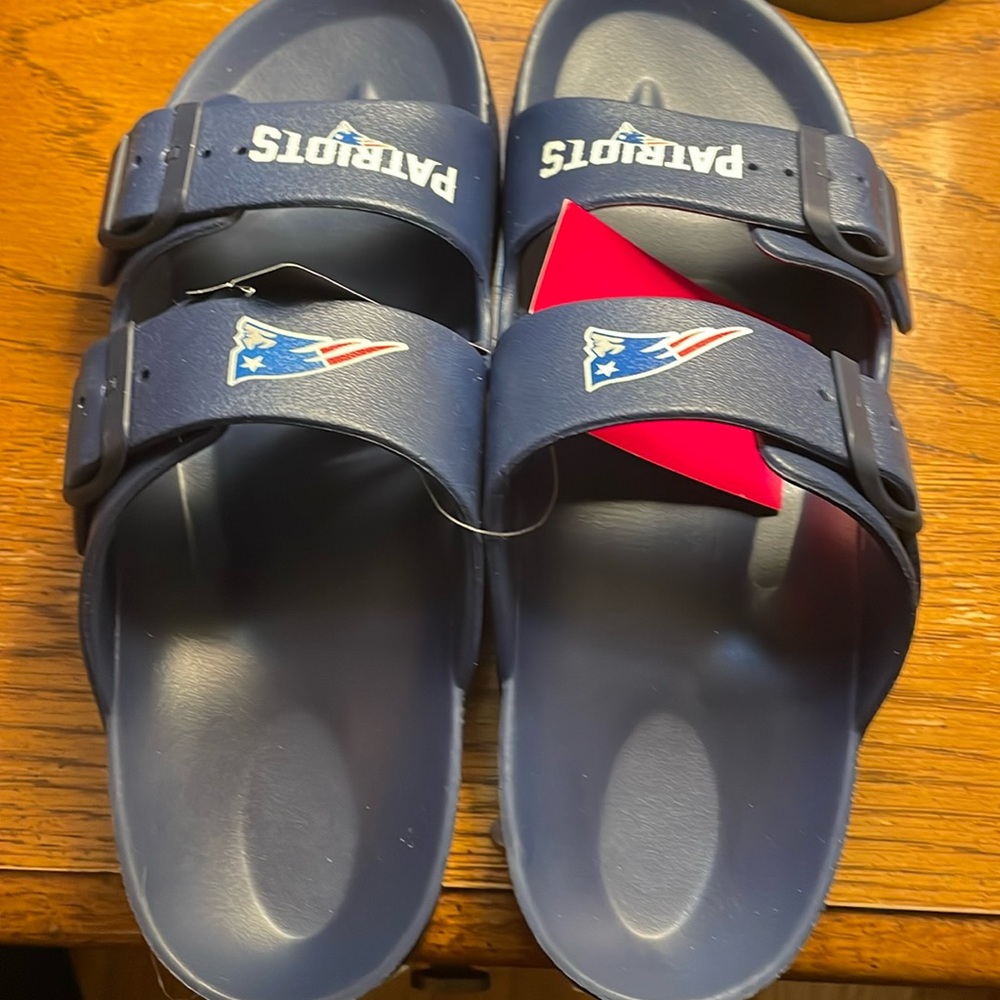 NWT Patriots buckled sandals